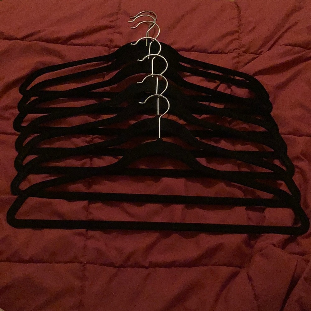 7 Black Flocked Velvet Nonslip Hangers